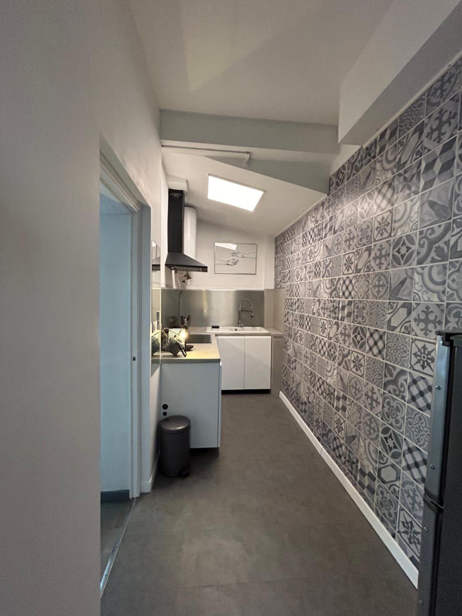 Maison De Caractere Avec Jardin Arbore En