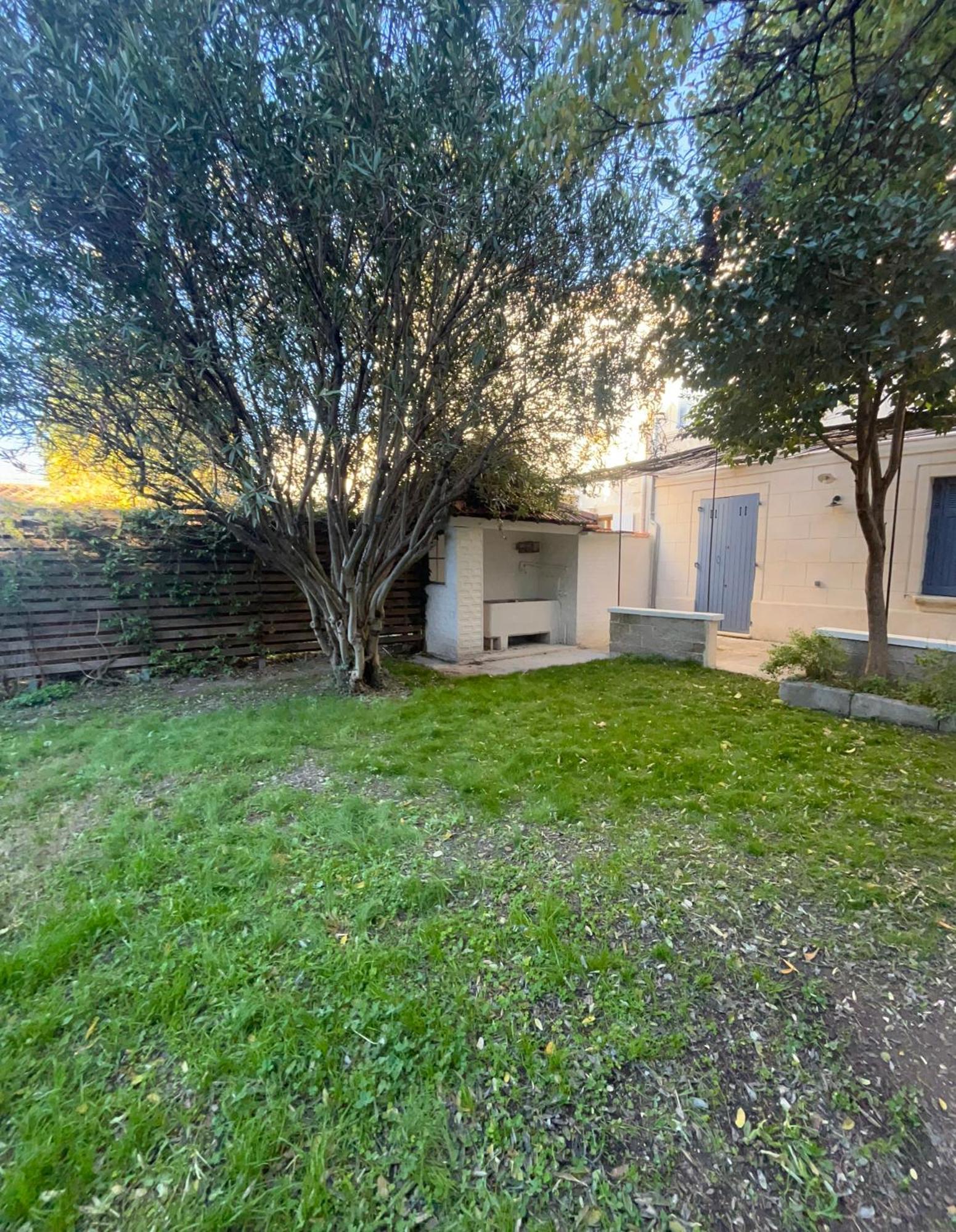 Maison De Caractere Avec Jardin Arbore En
