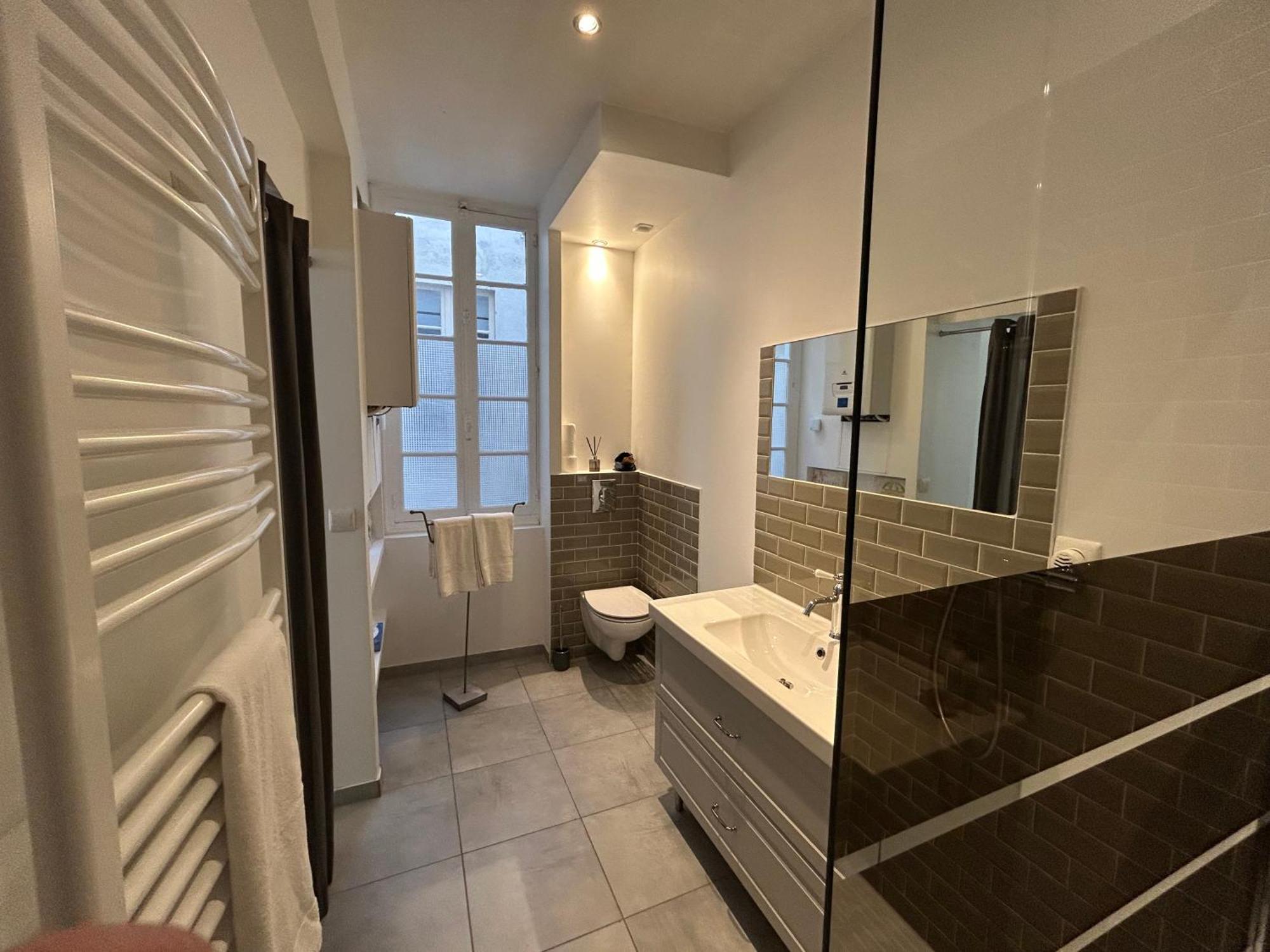 Maison De Caractere Avec Jardin Arbore En Villa