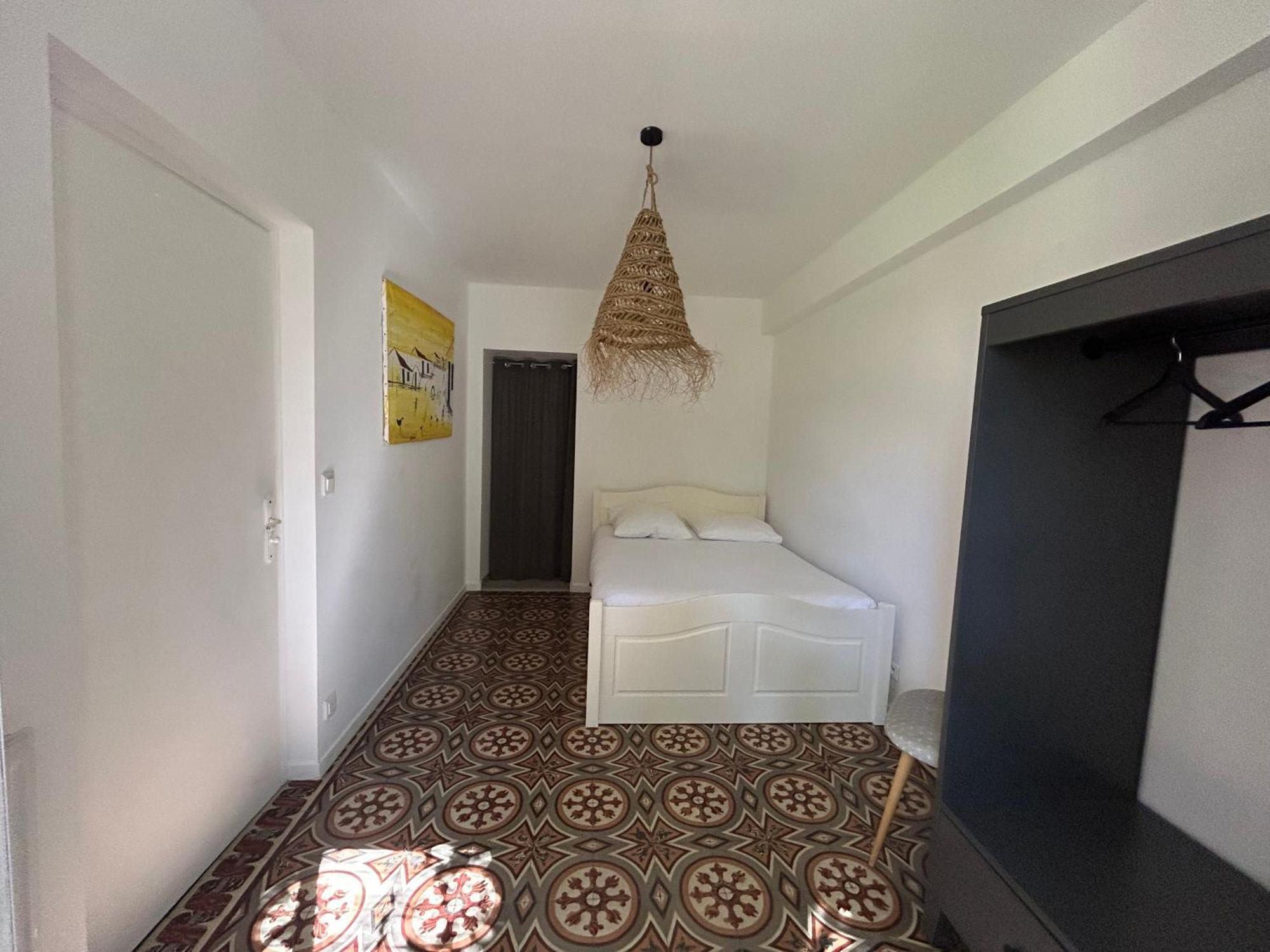 Maison De Caractere Avec Jardin Arbore En *