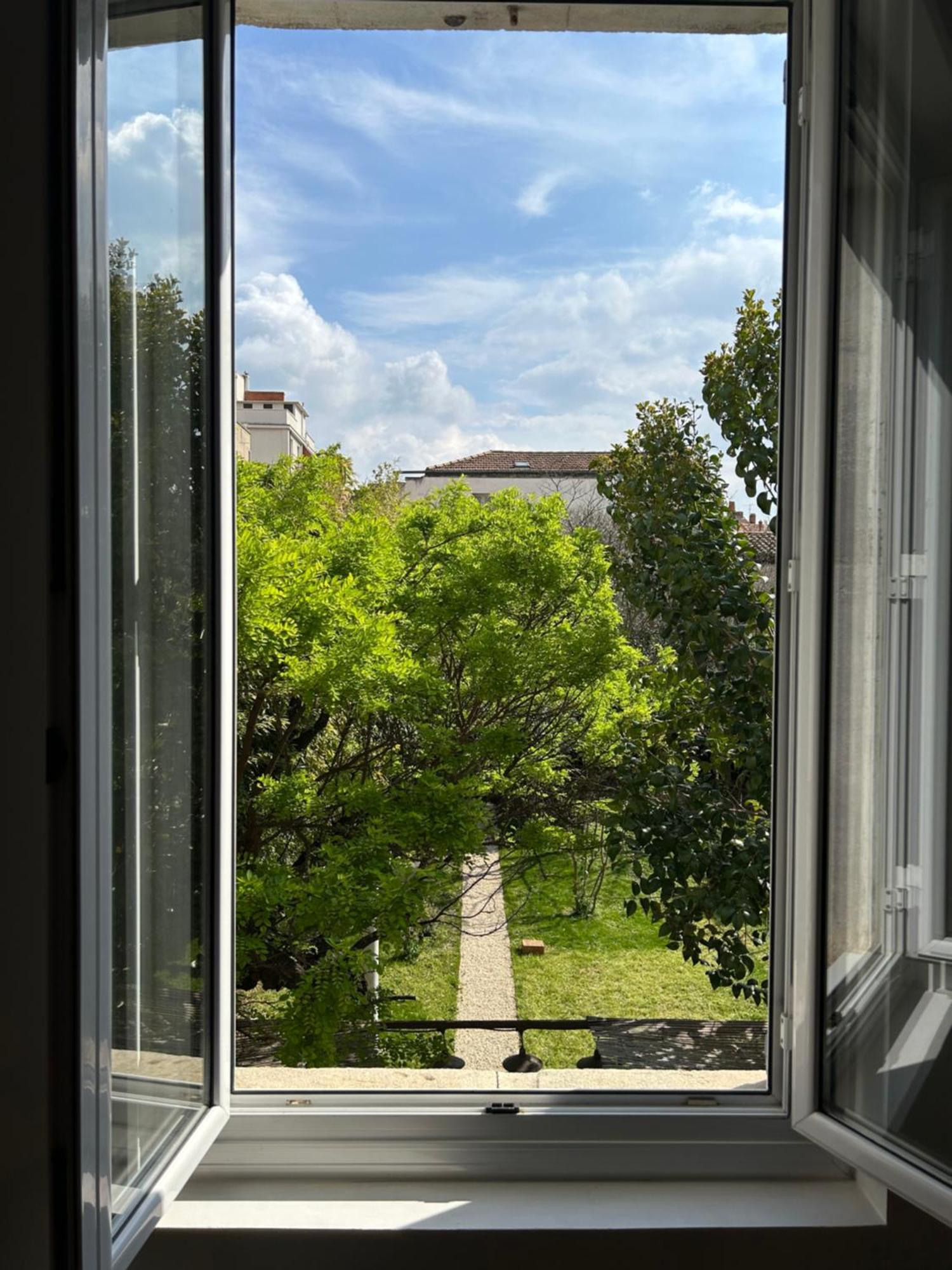 Maison De Caractere Avec Jardin Arbore En Villa Avignon