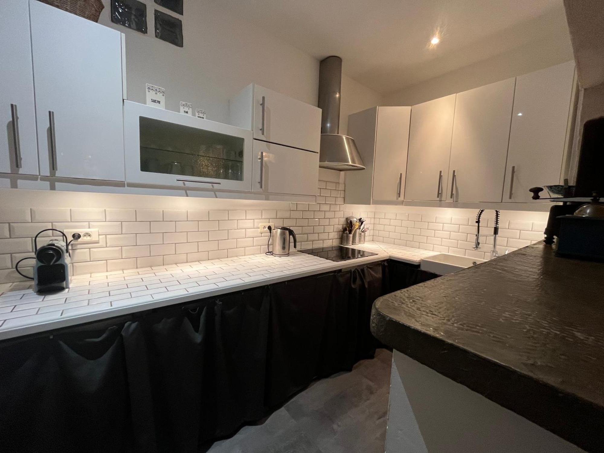 Maison De Caractere Avec Jardin Arbore En