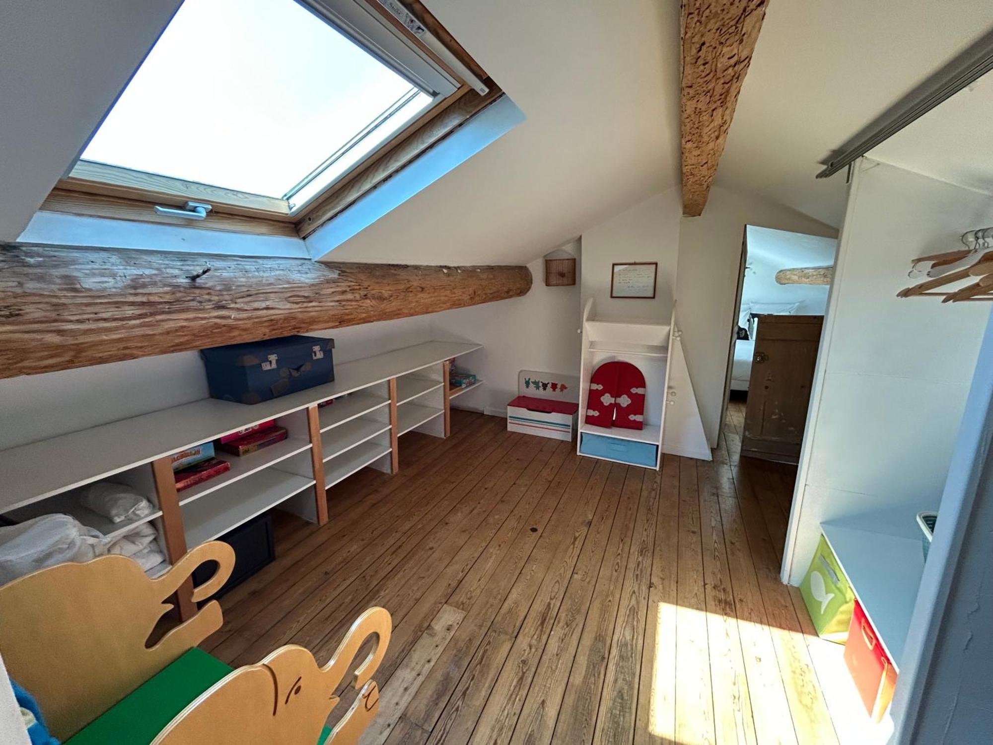 Maison De Caractere Avec Jardin Arbore En *